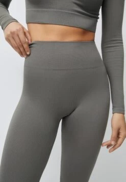 PULL & BEAR Seamless LeggingsKhaki Donna Pantaloni PUC21A0PZ-N11 -PULL - BEAR Negozio ac8c2fc646da4cac8391107e68a38b06