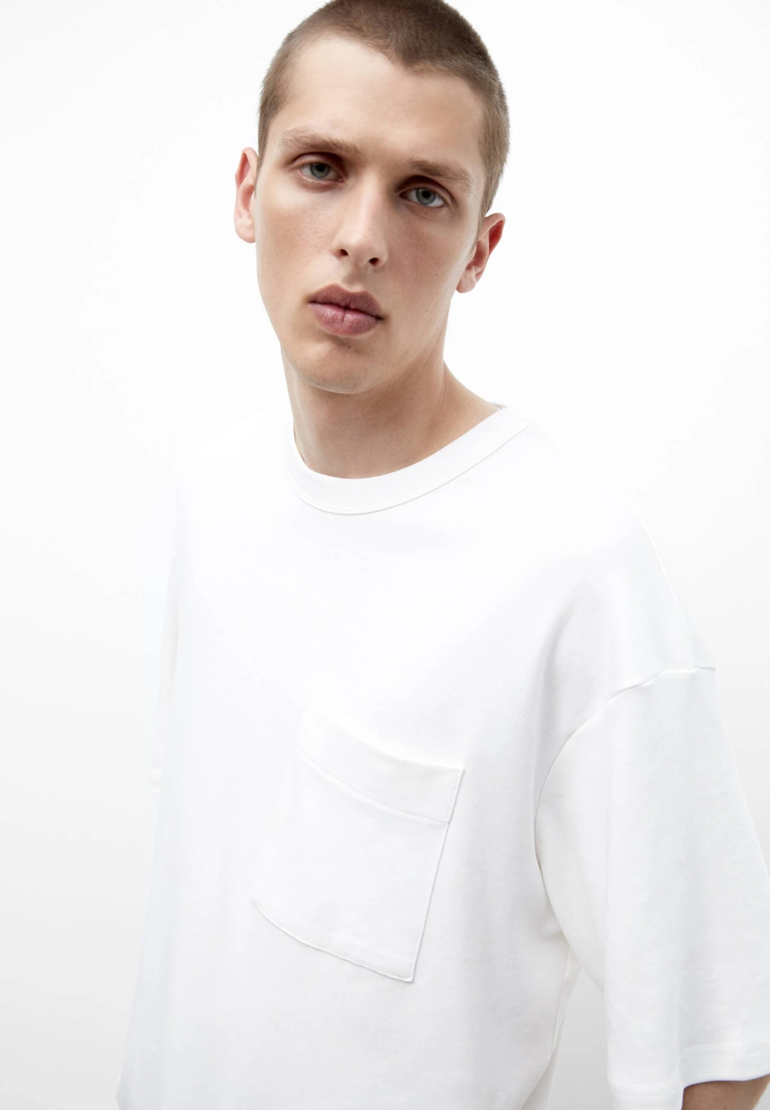 PULL & BEAR Short SleeveWith PocketT-Shirt BasicWhite Uomo T-shirt E Polo PUC22O1N4-A11 7 PULL & BEAR Short SleeveWith PocketT-Shirt BasicWhite Uomo T-shirt E Polo PUC22O1N4-A11 - immagine 5