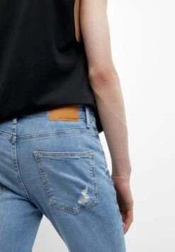PULL & BEAR Ripped Carrot FitJeans Slim FitLight Blue Denim Uomo Jeans PUC22G0PA-K11 -PULL - BEAR Negozio b3fd8f85608d4f0680bf49210056fd8c