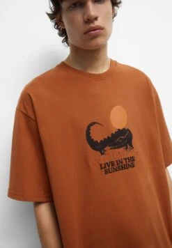 PULL & BEAR Short Sleeve With EmbroideryT-Shirt Con StampaOchre Uomo T-shirt E Polo PUC22O1NT-O11 -PULL - BEAR Negozio b735db3a4dcb4a5ebd3107bab1274f8e