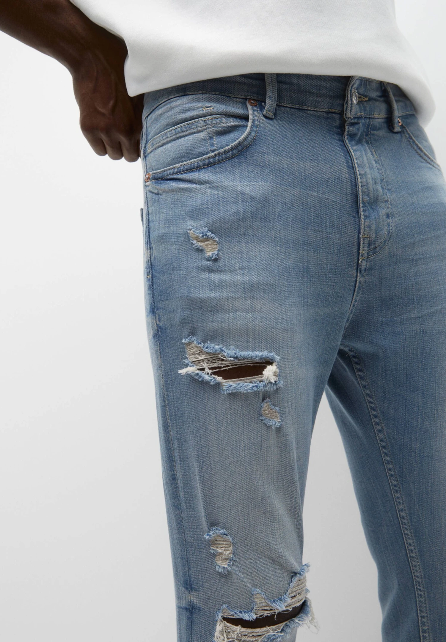 PULL & BEAR Ripped Carrot FitJeans Tapered FitLight Blue Denim Uomo Jeans PUC22G0NI-K12 6 PULL & BEAR Ripped Carrot FitJeans Tapered FitLight Blue Denim Uomo Jeans PUC22G0NI-K12 - immagine 4