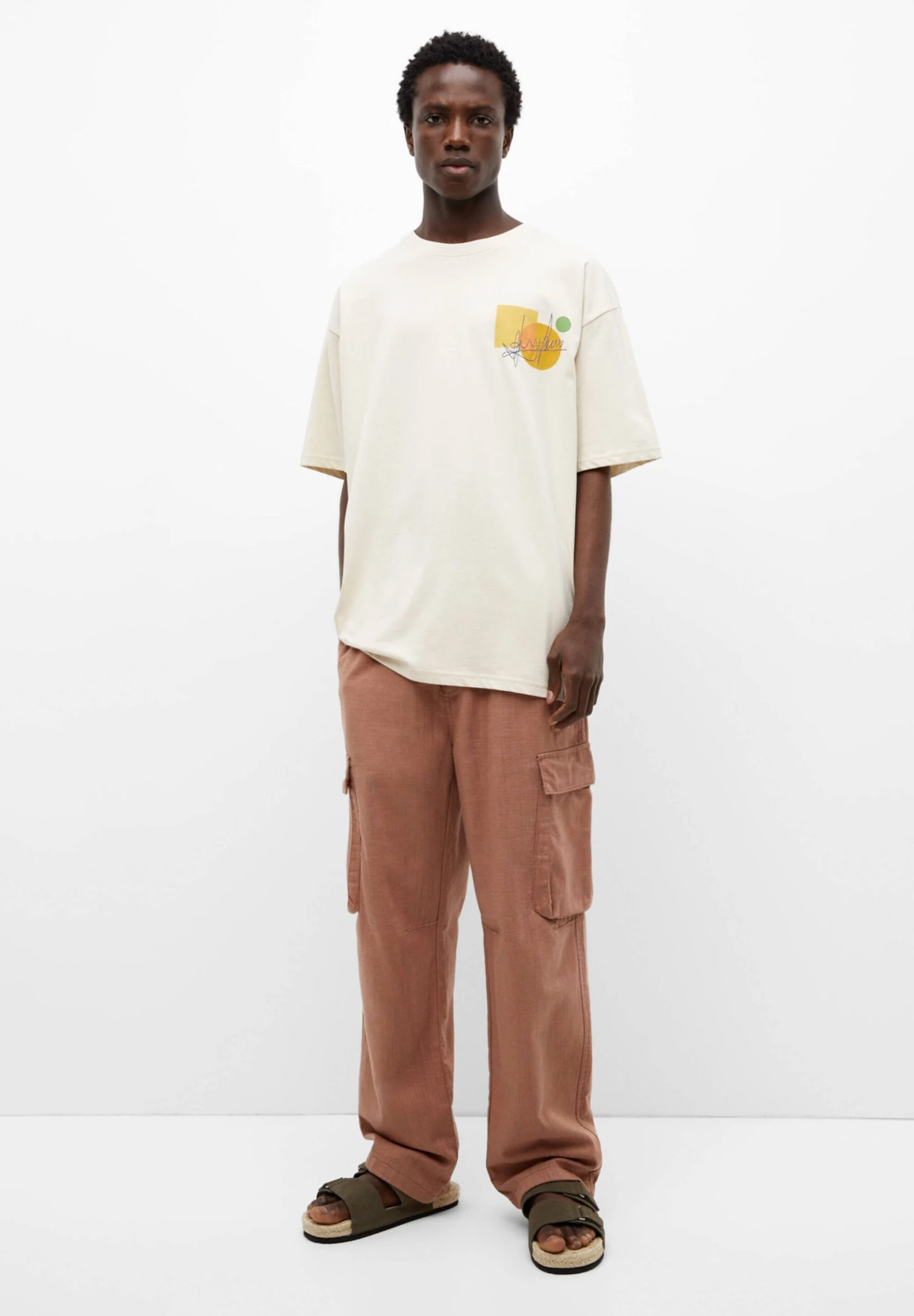 PULL & BEAR With Embroidered Graphic DetailT-Shirt Con StampaSand Uomo T-shirt E Polo PUC22O1MP-B11 4 PULL & BEAR With Embroidered Graphic DetailT-Shirt Con StampaSand Uomo T-shirt E Polo PUC22O1MP-B11 - immagine 2