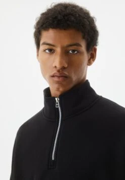 PULL & BEAR Basic Coloured Zip-Up NeckFelpaBlack Uomo Maglieria E Felpe PUC22S0QT-Q11 13 PULL & BEAR Basic Coloured Zip-Up NeckFelpaBlack Uomo Maglieria E Felpe PUC22S0QT-Q11 -PULL - BEAR Negozio c2c39ac6f37c43c4a627db09e6df14e5