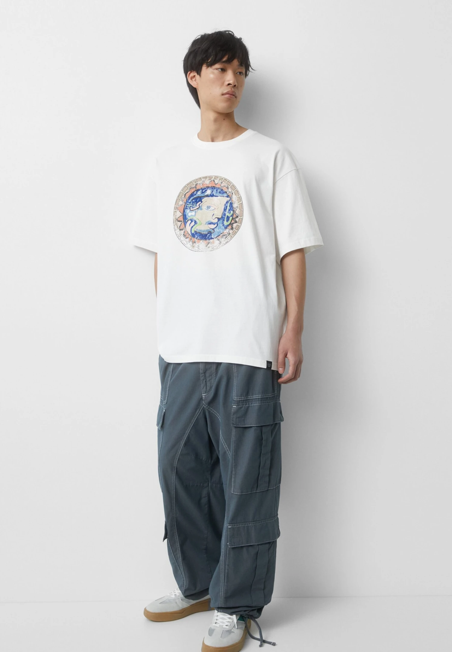 PULL & BEAR Short Sleeve With Round PrintT-Shirt Con StampaWhite Uomo T-shirt E Polo PUC22O1PE-A11 4 PULL & BEAR Short Sleeve With Round PrintT-Shirt Con StampaWhite Uomo T-shirt E Polo PUC22O1PE-A11 - immagine 2