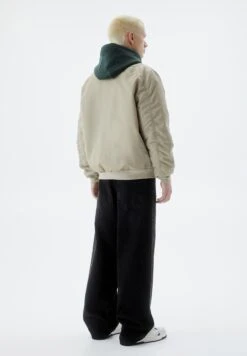 PULL & BEAR Basic PaddedGiubbotto BomberSand Uomo Giacche PUC22T0SR-B11 -PULL - BEAR Negozio ca2873e036734a9189a83228f11c196d