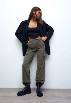 PULL & BEAR Pantaloni CargoKhaki Donna Pantaloni PUC21A0PE-N11 -PULL - BEAR Negozio cb08c2c3b9464ff095d19ca6101d4bc7