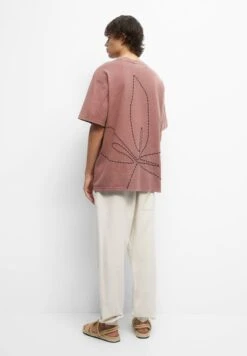 PULL & BEAR Short Sleeve With Floral And Slogan Print T-Shirt Con StampaPink Uomo T-shirt E Polo PUC22O1O6-J11 -PULL - BEAR Negozio d12761a68d7341c99d33fb4bbf7b343d