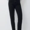 PULL & BEAR MomJeans Tapered FitBlack Donna Jeans PUC21N0J6-Q11 -PULL - BEAR Negozio d44c2df7b15f457bb6fad26686153f58