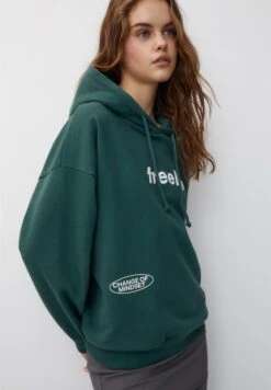 PULL & BEAR Contrast Slogan - Felpa Con Cappuccio - Dark Green -PULL - BEAR Negozio d49836191a274220a2eac9877cec35c9