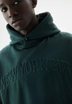 PULL & BEAR New York Varsity Felpa Con CappuccioDark Green Uomo Maglieria E Felpe PUC22S0R2-M11 -PULL - BEAR Negozio d7712bb630c94bbbb2563a30f2591c8d