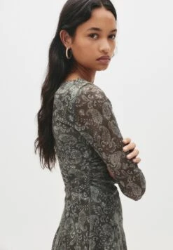 PULL & BEAR PAISLEY ASYMMETRIC SHORT - Vestito Casual - Khaki -PULL - BEAR Negozio d77a274a40664aa8ab8a015721e5005f