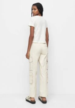 PULL & BEAR Short Sleeve With PocketT-Shirt Con StampaBeige Donna T-shirt E Top PUC21D2DS-B11 -PULL - BEAR Negozio d7f22f6755944ffb8eedfc87c7839dab