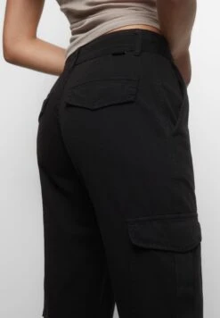 PULL & BEAR Pocket Pantaloni CargoBlack Donna Pantaloni PUC21A0SC-Q11 -PULL - BEAR Negozio d832003f869842749c78e740590493e4