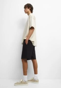 PULL & BEAR Bermuda Jogging - Shorts - Black -PULL - BEAR Negozio dd1a54391be6415facc70a75c22b7ba8