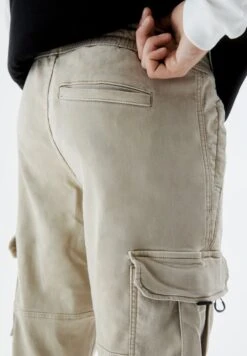 PULL & BEAR With Multiple PocketsPantaloni SportiviStone Uomo Pantaloni Sportivi E Joggers PUC22E0EU-C11 13 PULL & BEAR With Multiple PocketsPantaloni SportiviStone Uomo Pantaloni Sportivi E Joggers PUC22E0EU-C11 -PULL - BEAR Negozio dd25a2ea07134a3f84d7fdbf8039431d