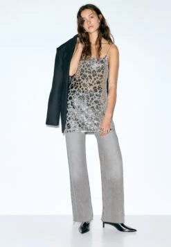 PULL & BEAR SEQUINNED STRAPPY-SHORT - Vestito Elegante - Silver-coloured 13 PULL & BEAR SEQUINNED STRAPPY-SHORT - Vestito Elegante - Silver-coloured -PULL - BEAR Negozio e5ba7c18f1704dc1bee90d1d6ead5caa