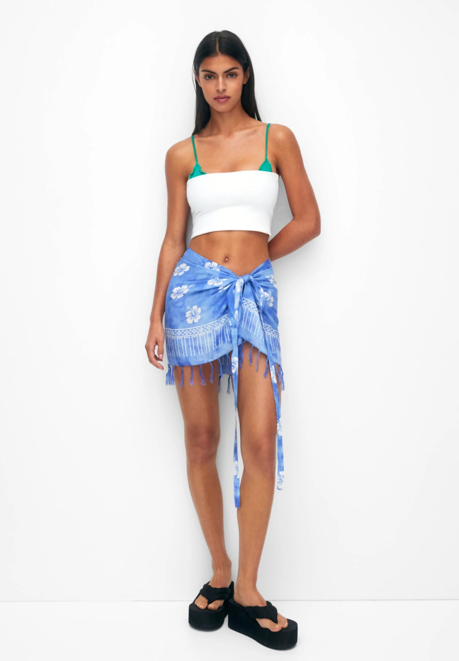 PULL & BEAR Sarong Flowers - Accessorio Da Spiaggia - Blue 4 PULL & BEAR Sarong Flowers - Accessorio Da Spiaggia - Blue - immagine 2
