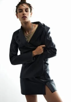 PULL & BEAR Faux Leather Wrap Skirt - Gonna A Campana - Mottled Black -PULL - BEAR Negozio e91ae35aa26d4099bf90329de8955d19