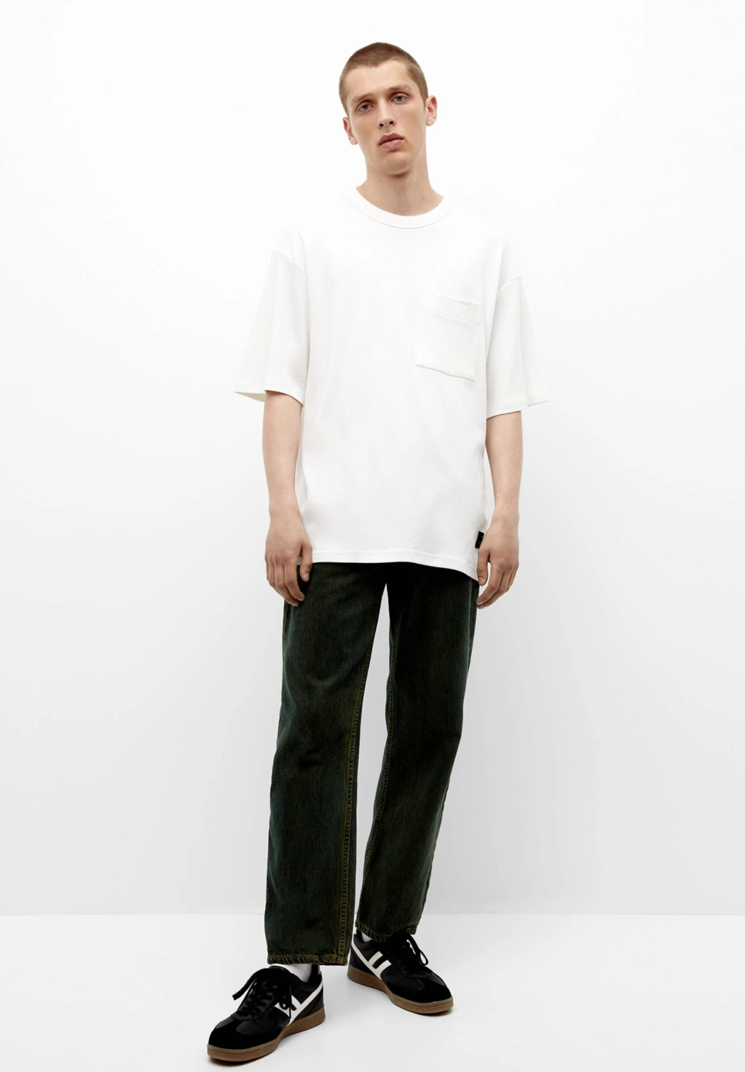 PULL & BEAR Short SleeveWith PocketT-Shirt BasicWhite Uomo T-shirt E Polo PUC22O1N4-A11 4 PULL & BEAR Short SleeveWith PocketT-Shirt BasicWhite Uomo T-shirt E Polo PUC22O1N4-A11 - immagine 2