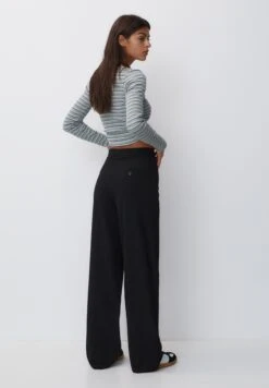 PULL & BEAR Regular Fit With Darts - Pantaloni - Black -PULL - BEAR Negozio f5eca03cbc2244a8b466eef81b78ec06