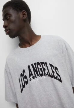 PULL & BEAR Los Angeles T-Shirt Con StampaLight Grey Uomo T-shirt E Polo PUC22O1P6-C11 -PULL - BEAR Negozio f7c71816d688462da29e39d10dc19097