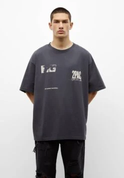 PULL & BEAR Tupac Me Against The World T-Shirt Con StampaGrey Uomo T-shirt E Polo PUC22O1MA-C11 -PULL - BEAR Negozio fa74389209104803b200fa1f4a936b9c