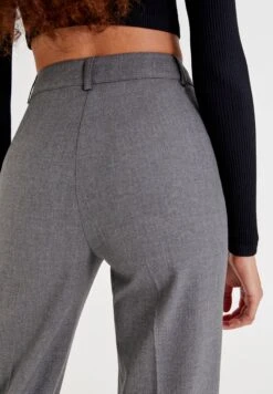 PULL & BEAR With Seam DetailPantaloniLight Grey Donna Pantaloni PUC21A0LL-C11 -PULL - BEAR Negozio ff167439290c473eacbc025e0a391b8a